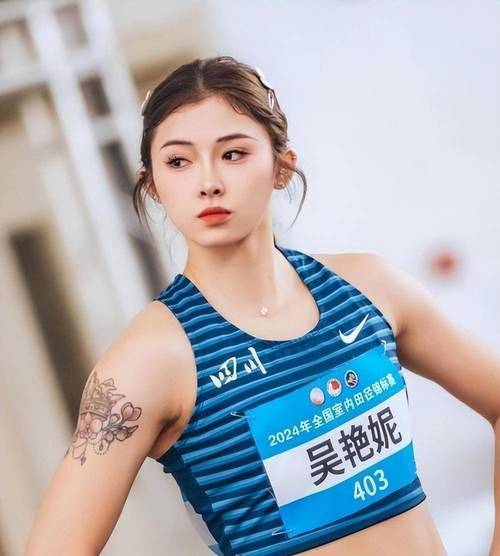 吴艳妮俏皮提醒开美颜，展现赛场外的亲切魅力